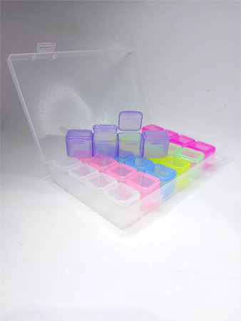 Пластиковый контейнер на 28 ячеек цветной 17.5*10.3*2.7 см.